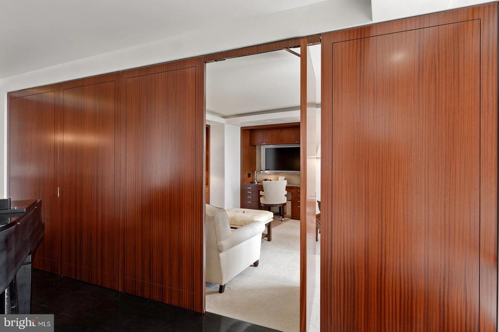 801 PENNSYLVANIA AVENUE NW Unit: 1218
