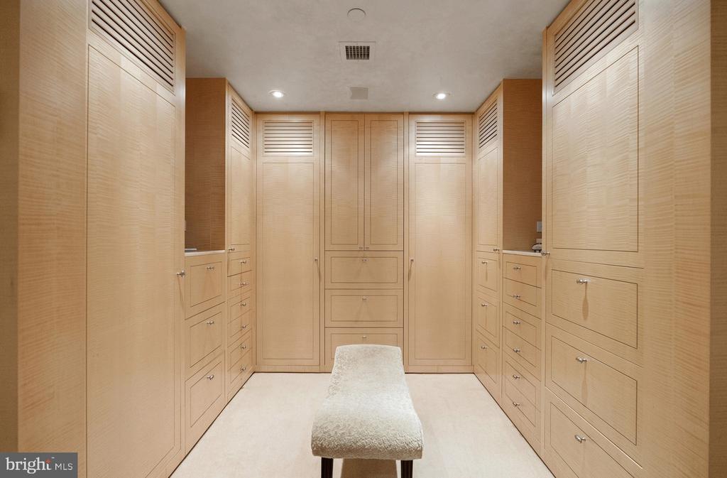 801 PENNSYLVANIA AVENUE NW Unit: 1218