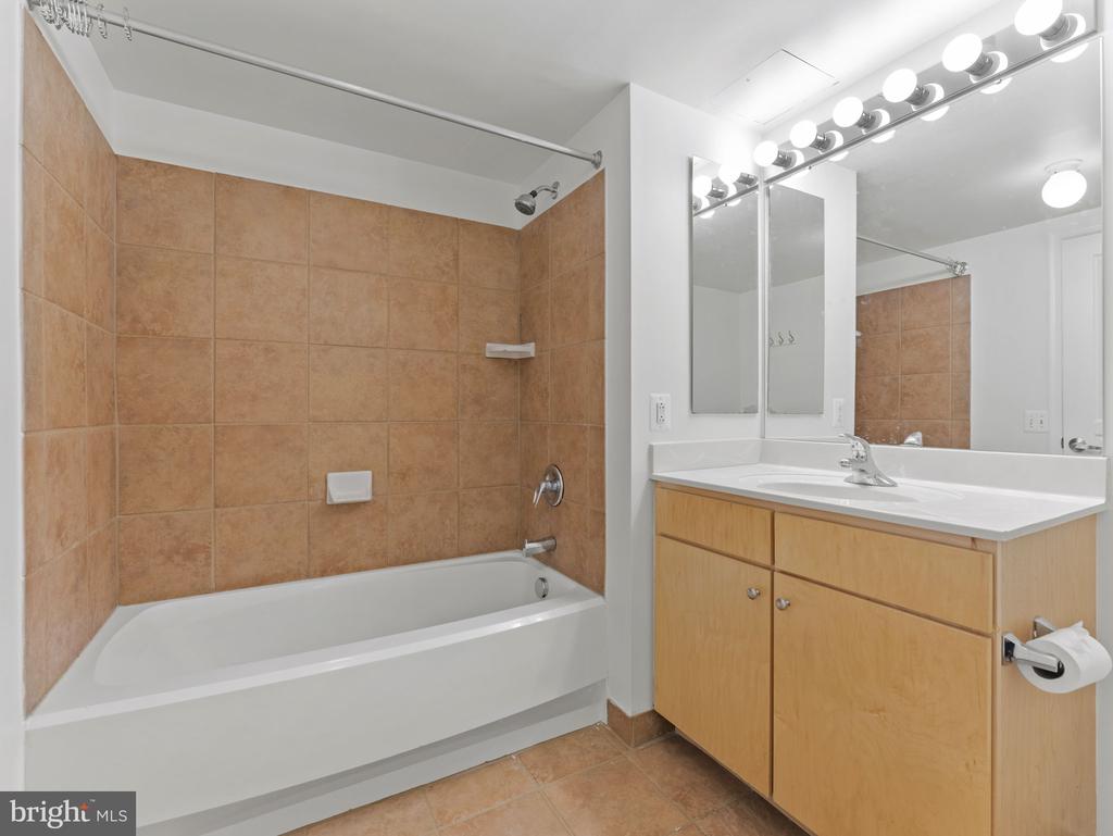 616 E E STREET NW Unit: 407