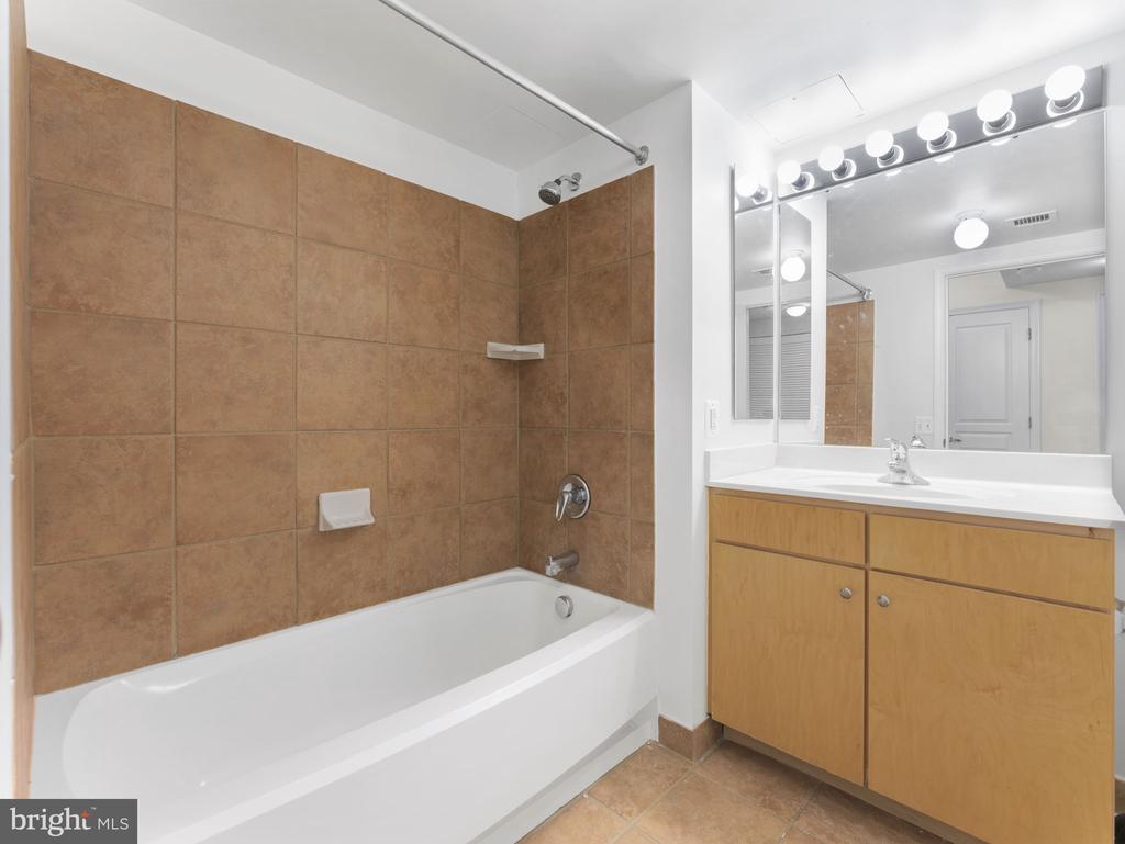 616 E E STREET NW Unit: 407