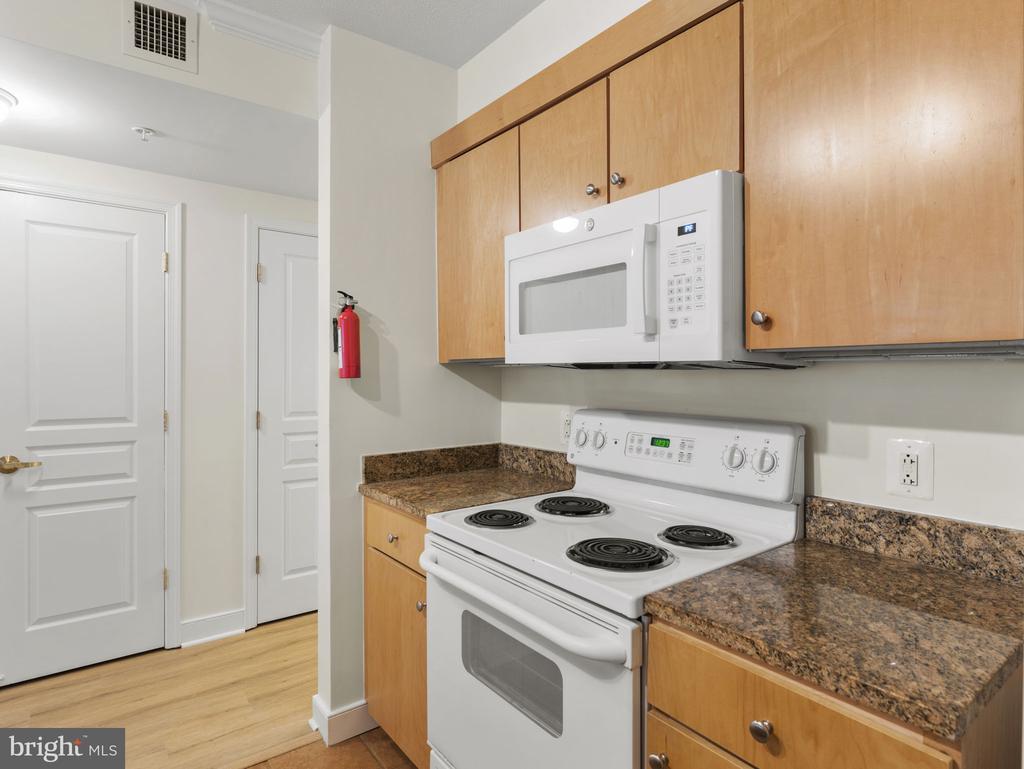 616 E E STREET NW Unit: 407