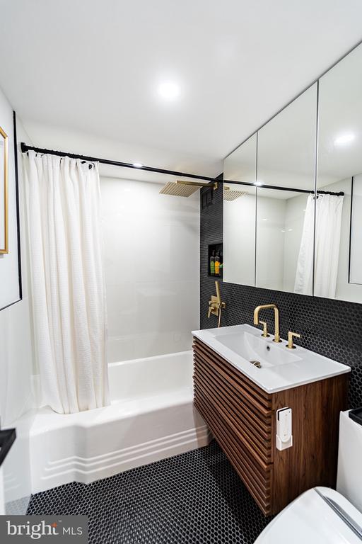4200 NW CATHEDRAL AVENUE NW Unit: 1005