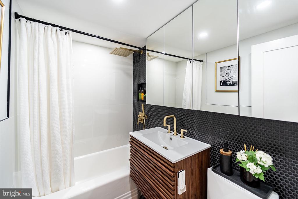 4200 NW CATHEDRAL AVENUE NW Unit: 1005