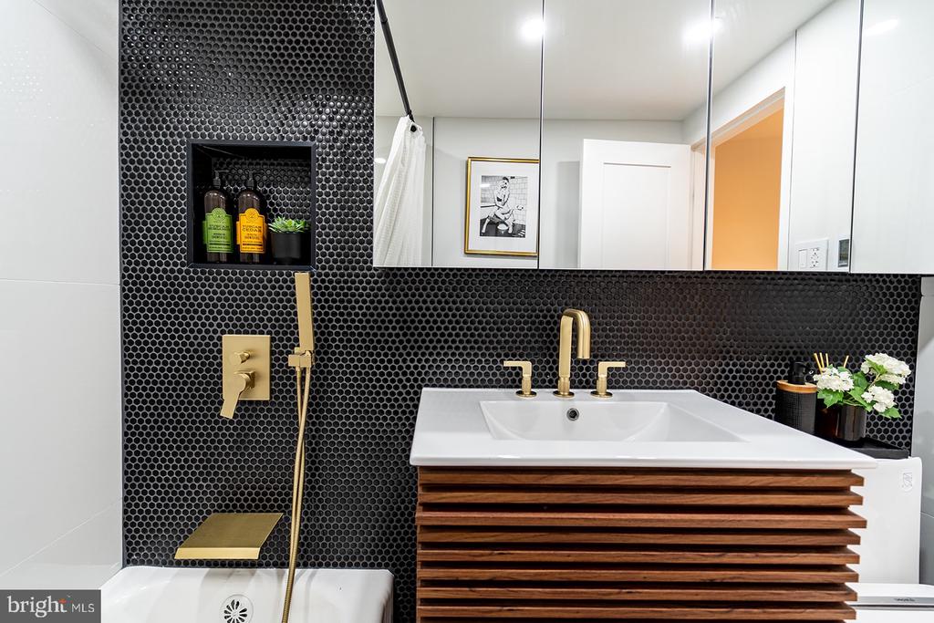 4200 NW CATHEDRAL AVENUE NW Unit: 1005