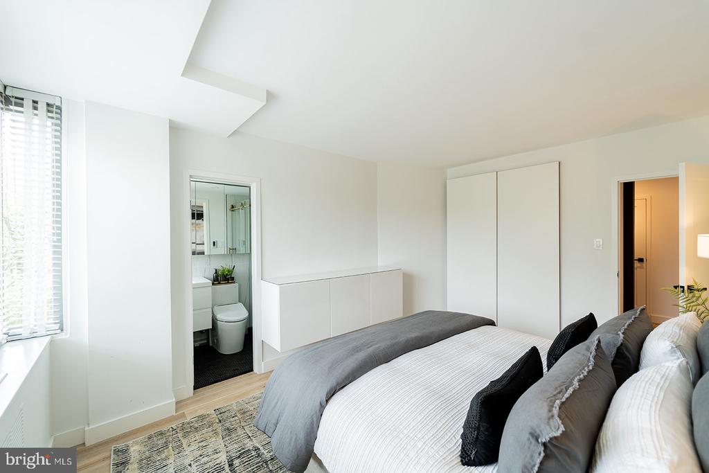 4200 NW CATHEDRAL AVENUE NW Unit: 1005