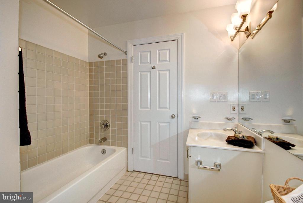 5300 43RD STREET NW Unit: 204