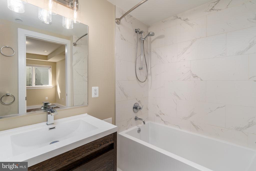 915 12TH STREET NE Unit: 1