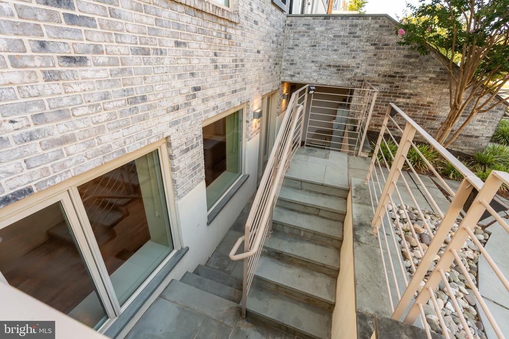 915 12TH STREET NE Unit: 1