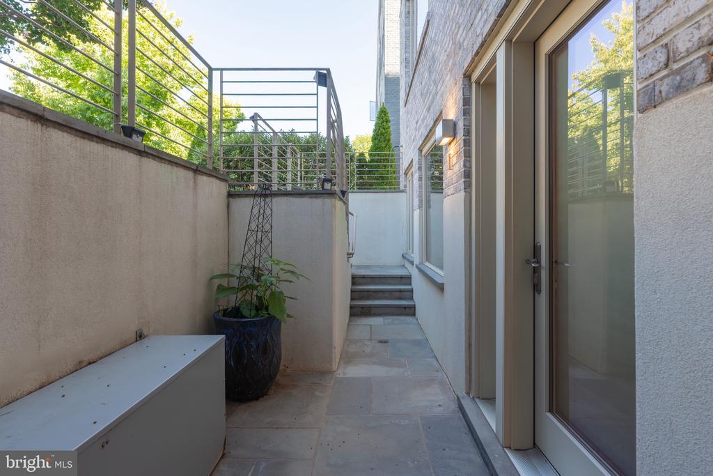 915 12TH STREET NE Unit: 1
