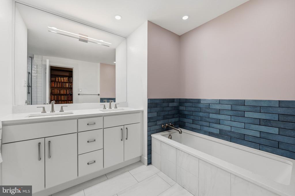 2700 CALVERT STREET NW Unit: 712