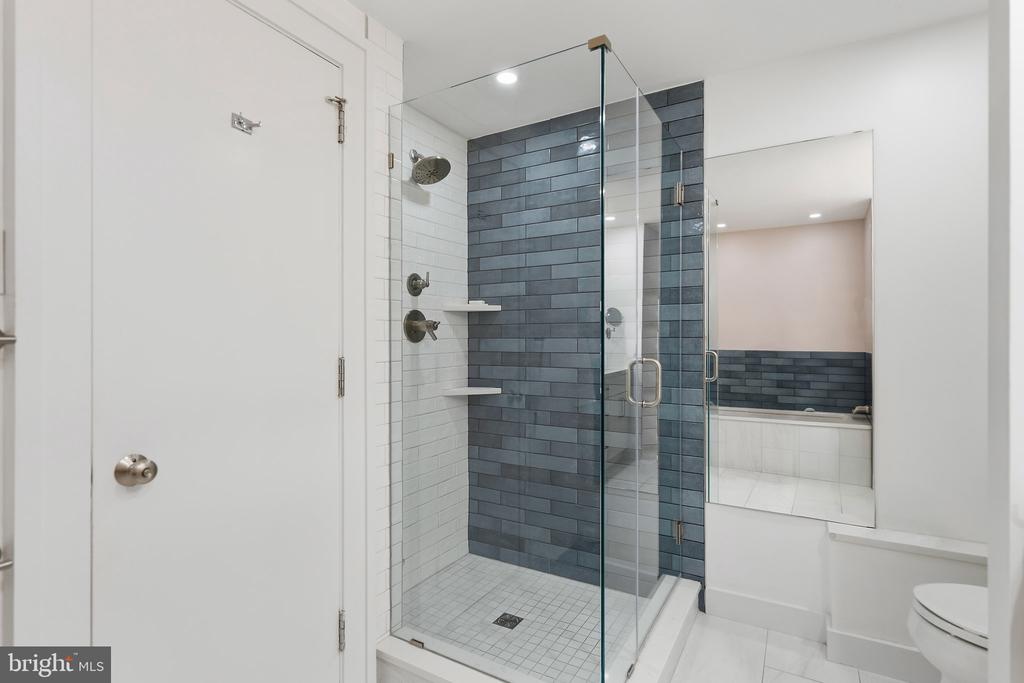2700 CALVERT STREET NW Unit: 712