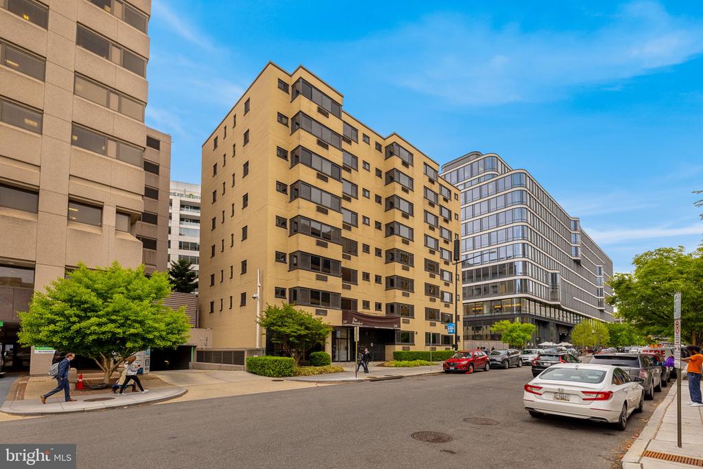 2141 I STREET NW Unit: 402