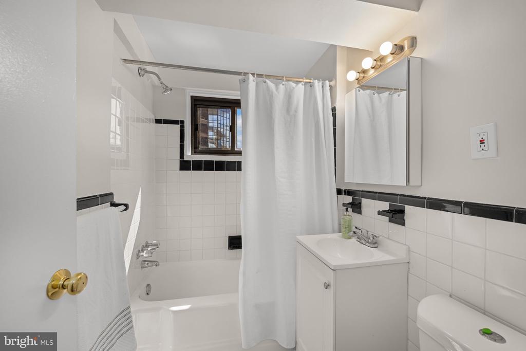 2141 I STREET NW Unit: 402