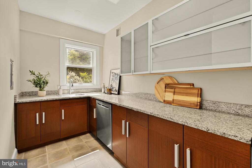 3901 CATHEDRAL AVENUE NW Unit: 220