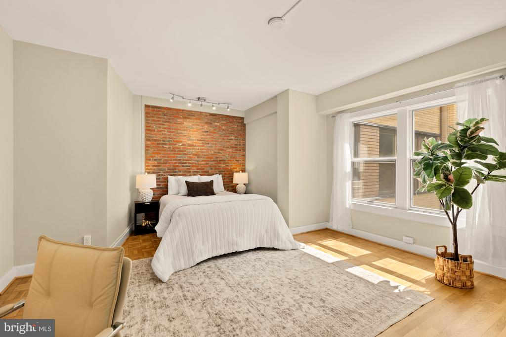 3901 CATHEDRAL AVENUE NW Unit: 220