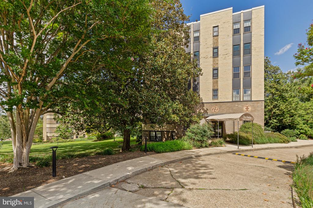 3901 CATHEDRAL AVENUE NW Unit: 220