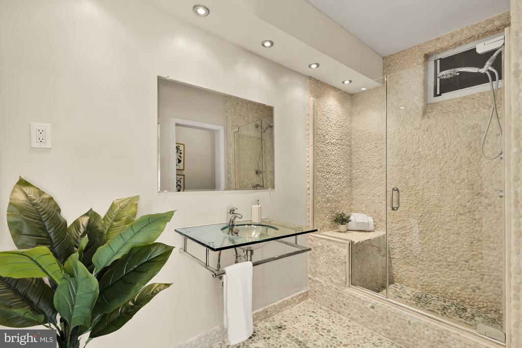 3901 CATHEDRAL AVENUE NW Unit: 220