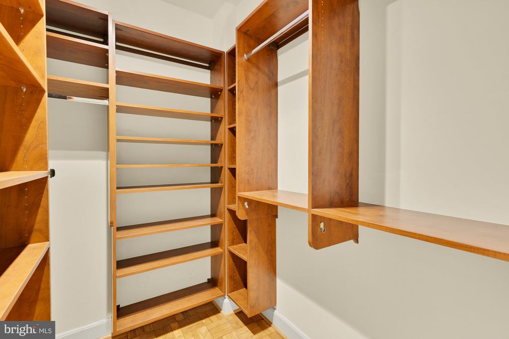 3901 CATHEDRAL AVENUE NW Unit: 220