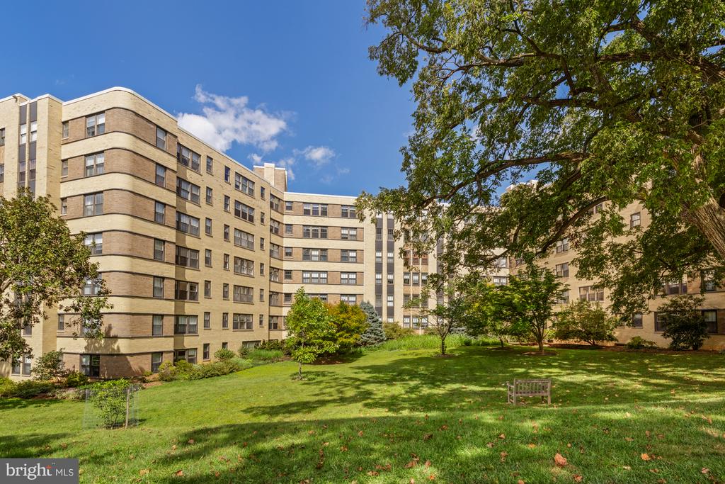 3901 CATHEDRAL AVENUE NW Unit: 220