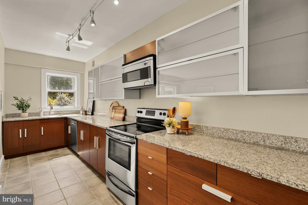 3901 CATHEDRAL AVENUE NW Unit: 220