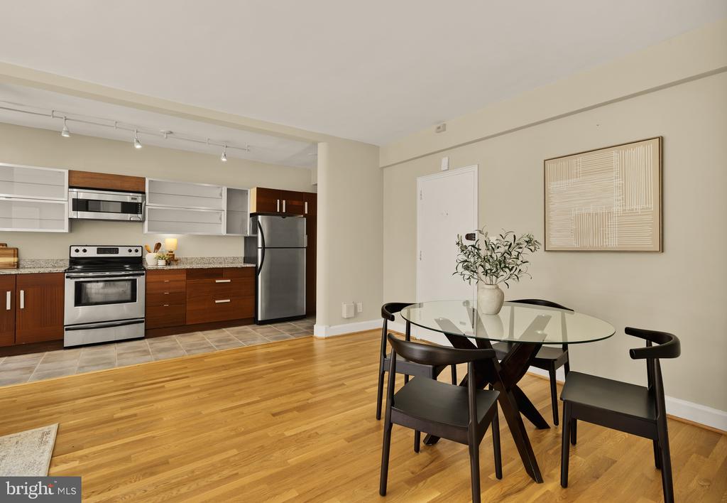 3901 CATHEDRAL AVENUE NW Unit: 220