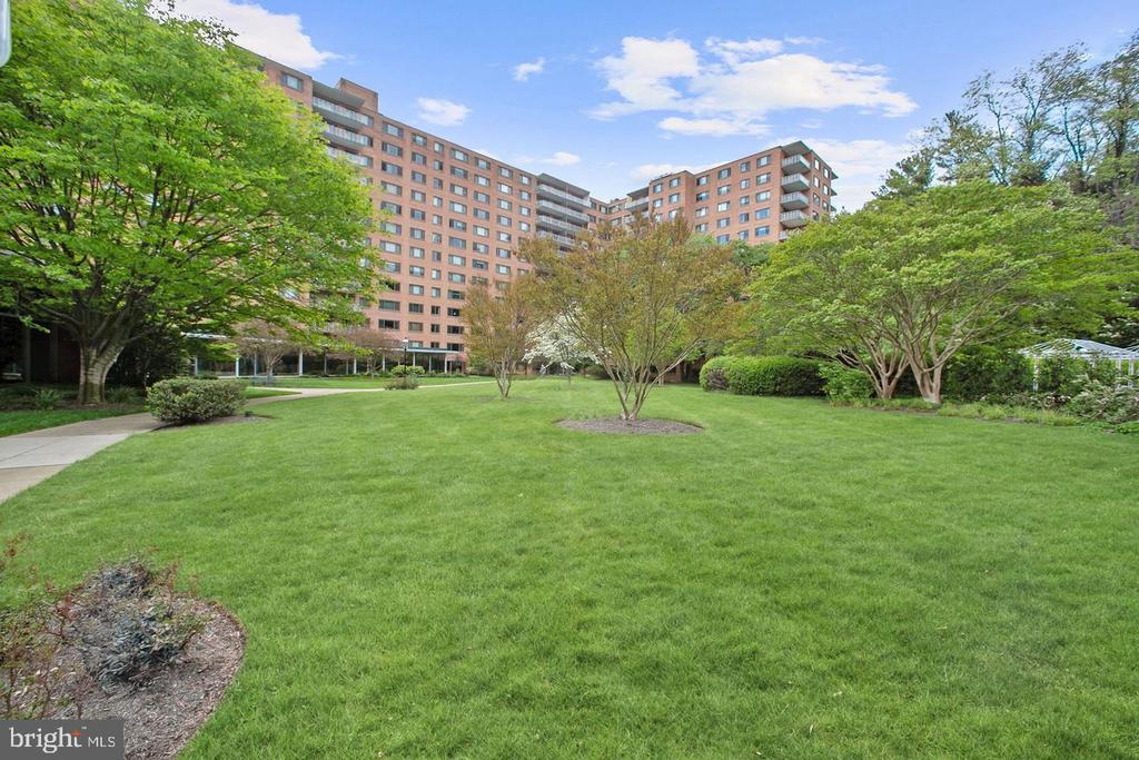 4201 CATHEDRAL AVENUE NW Unit: 306E