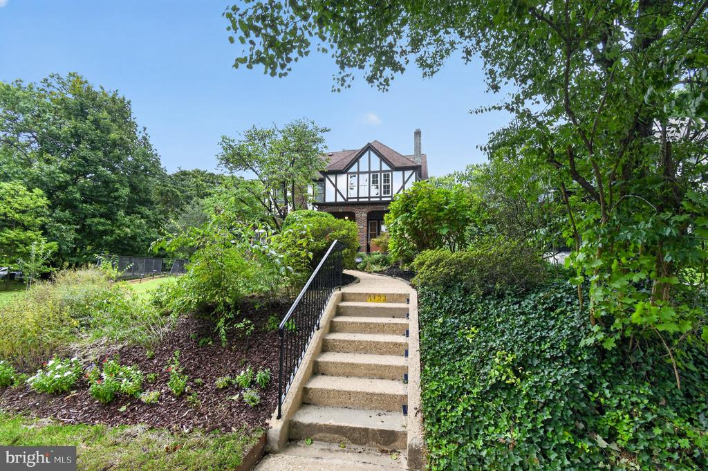 4123 MILITARY ROAD NW