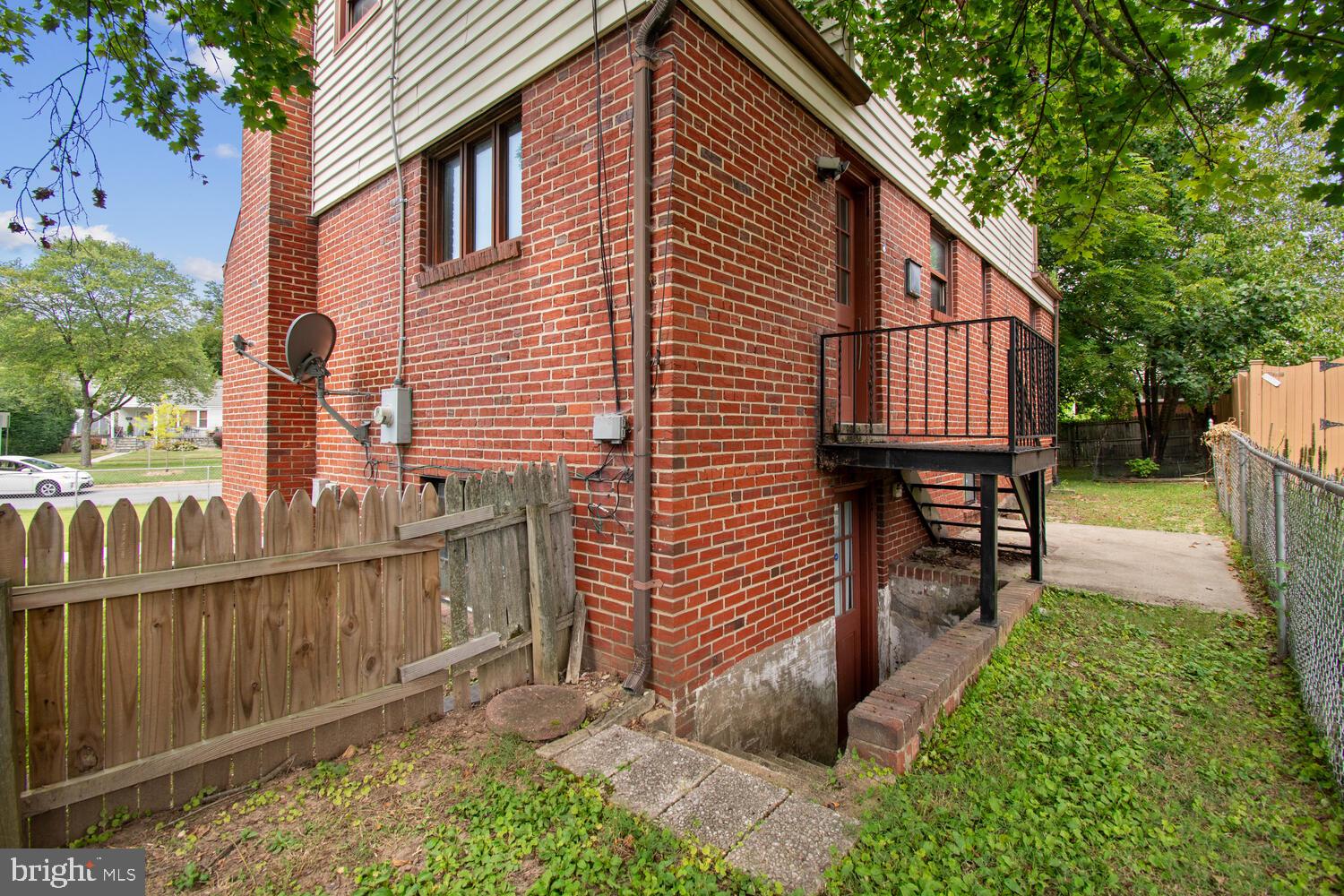 2305 DOUGLAS COURT