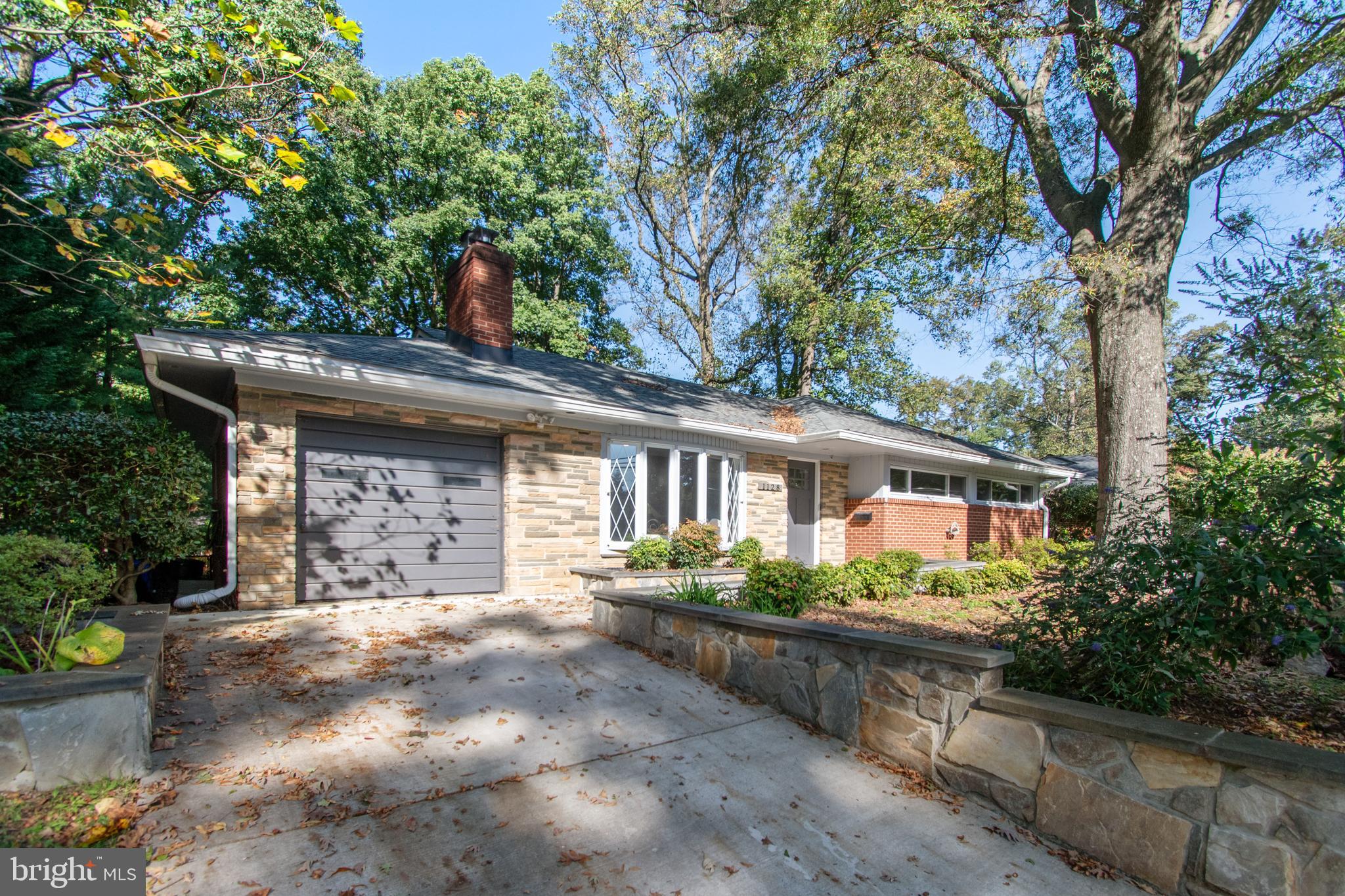 1128 CRESTHAVEN DRIVE