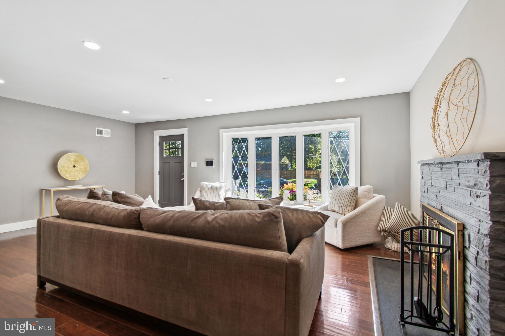 1128 CRESTHAVEN DRIVE