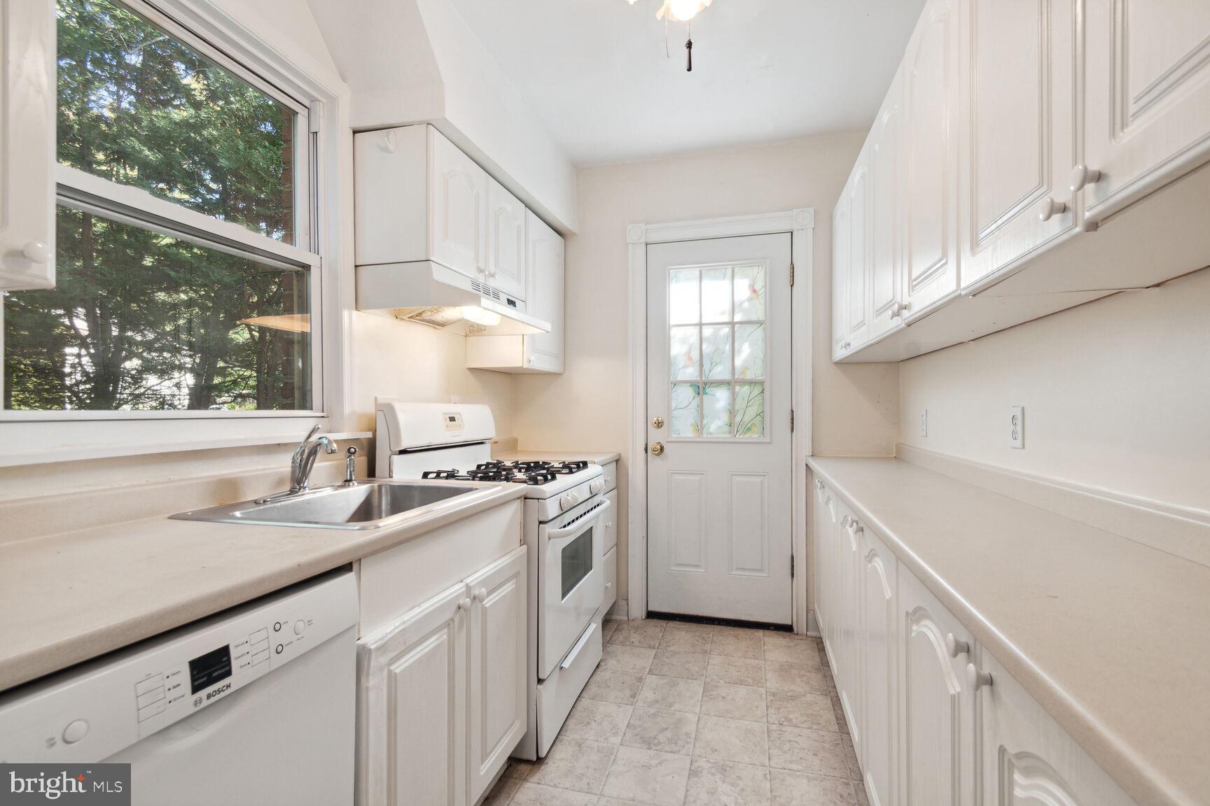 10007 GARDINER AVENUE