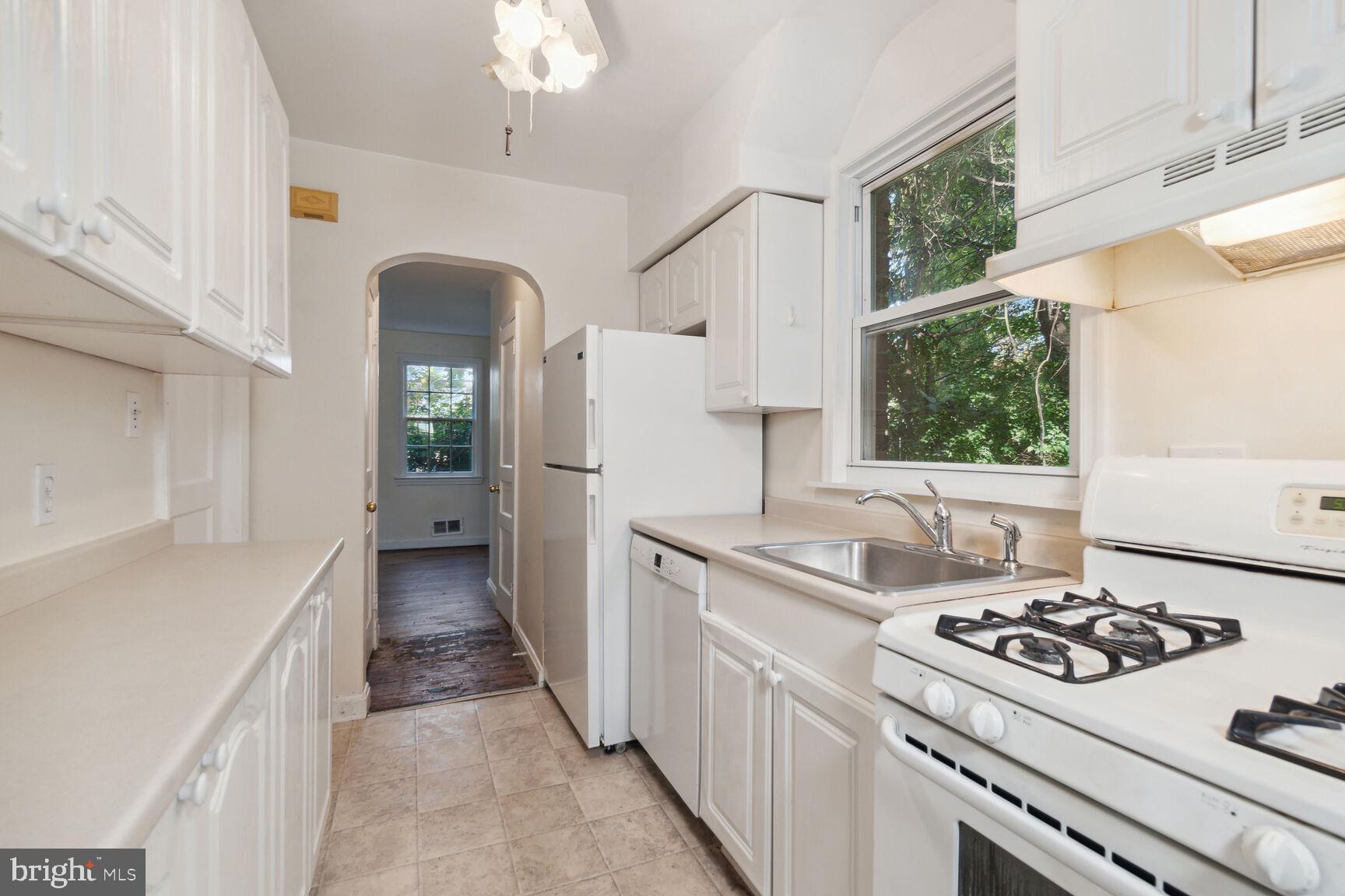 10007 GARDINER AVENUE