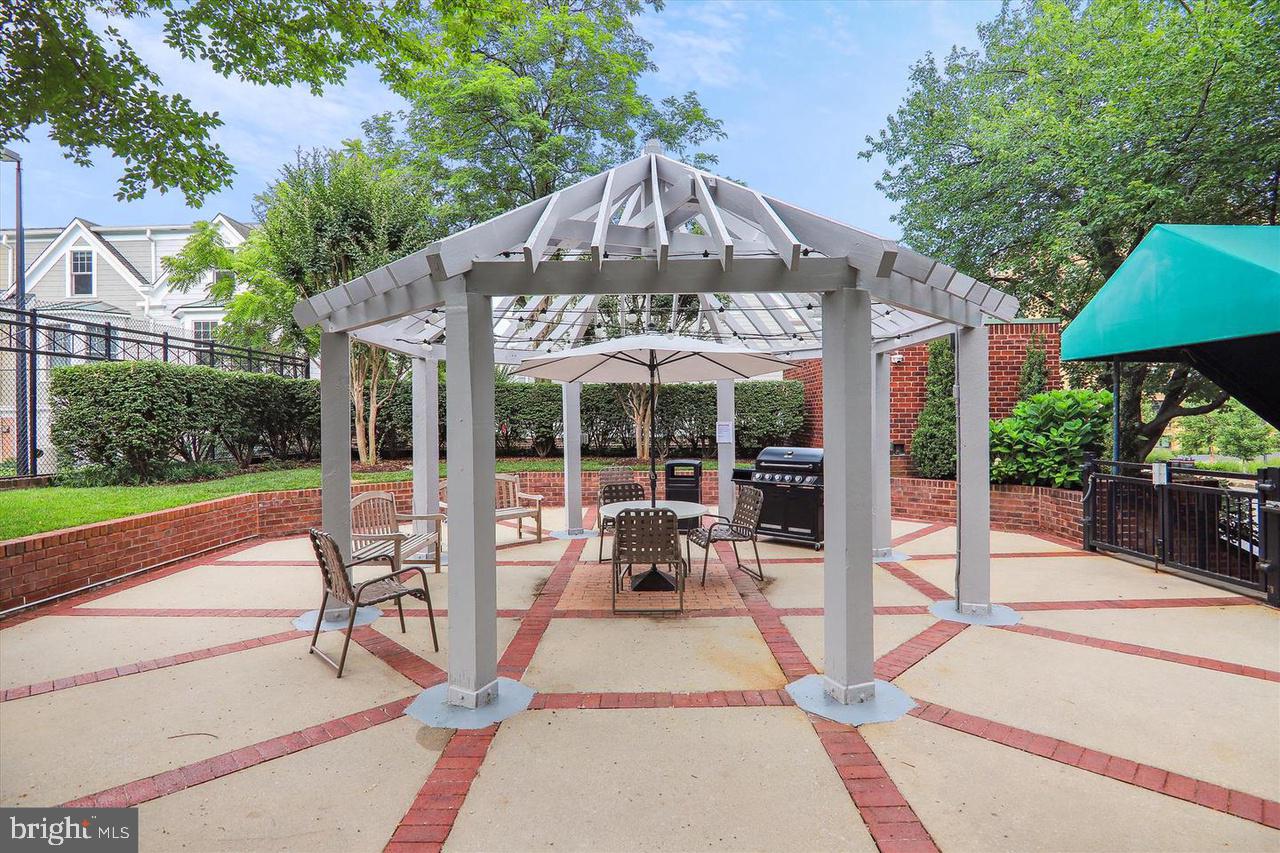 7500 Woodmont Ave #S1006