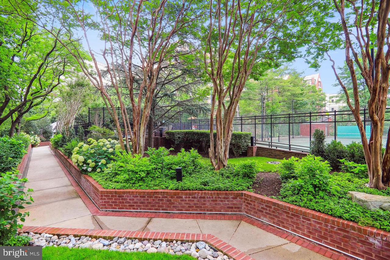 7500 Woodmont Ave #S1006