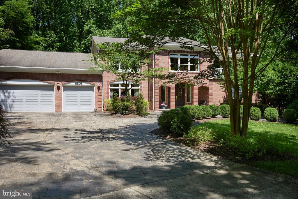 8505 CARLYNN DRIVE