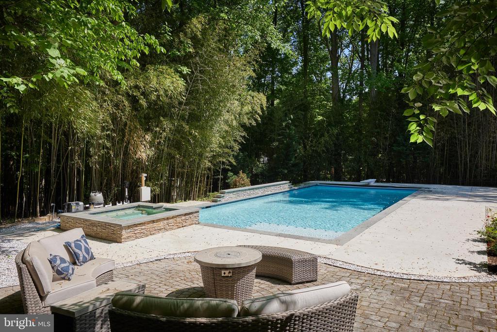 8505 CARLYNN DRIVE