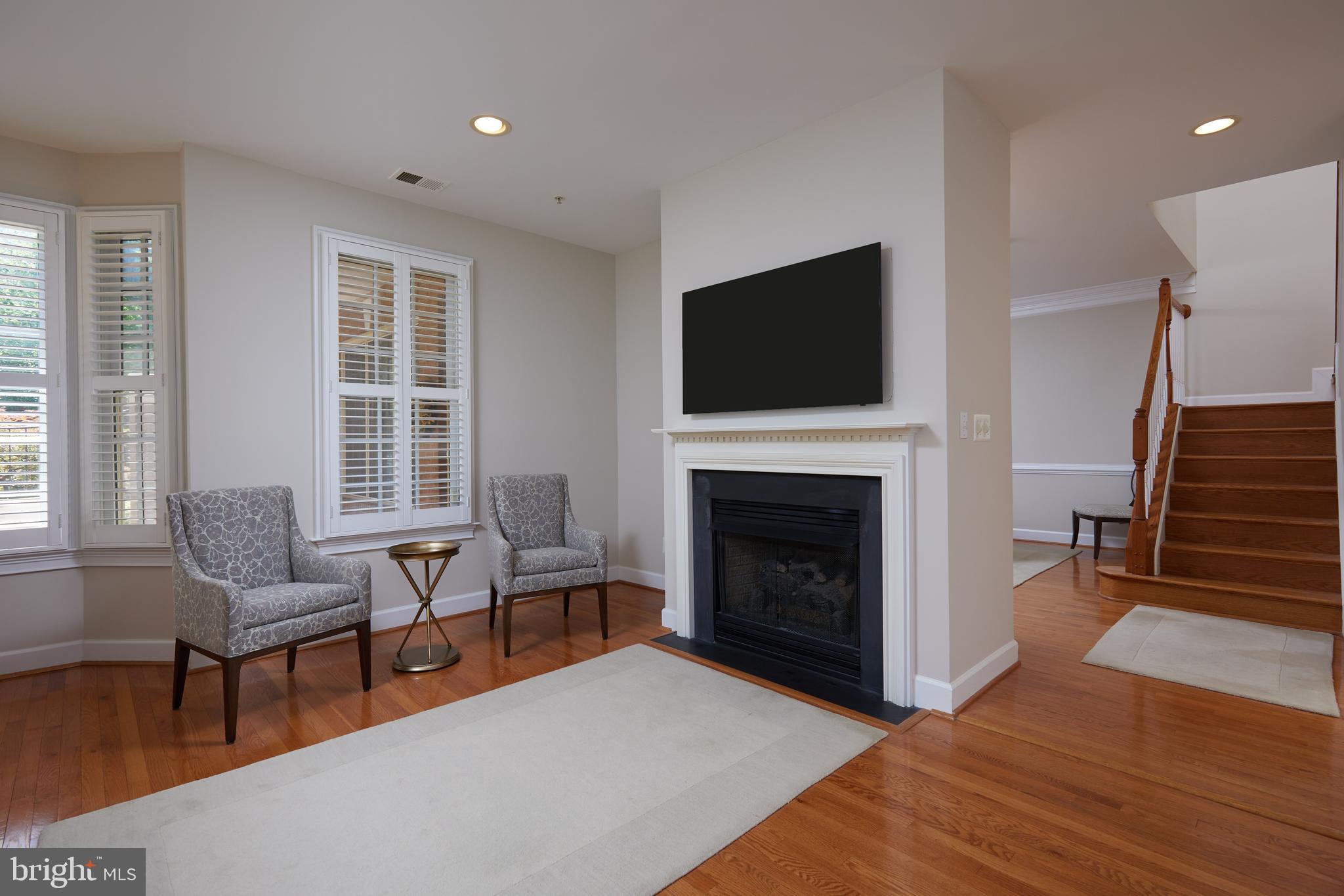 908 OAK KNOLL TERRACE