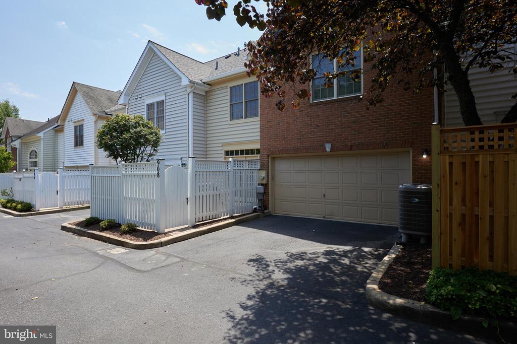 908 OAK KNOLL TERRACE