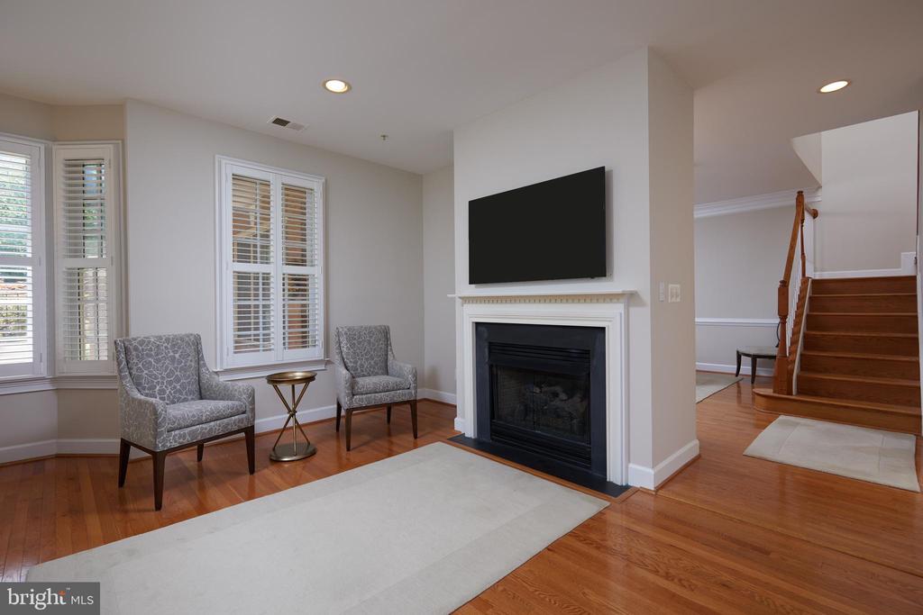 908 OAK KNOLL TERRACE