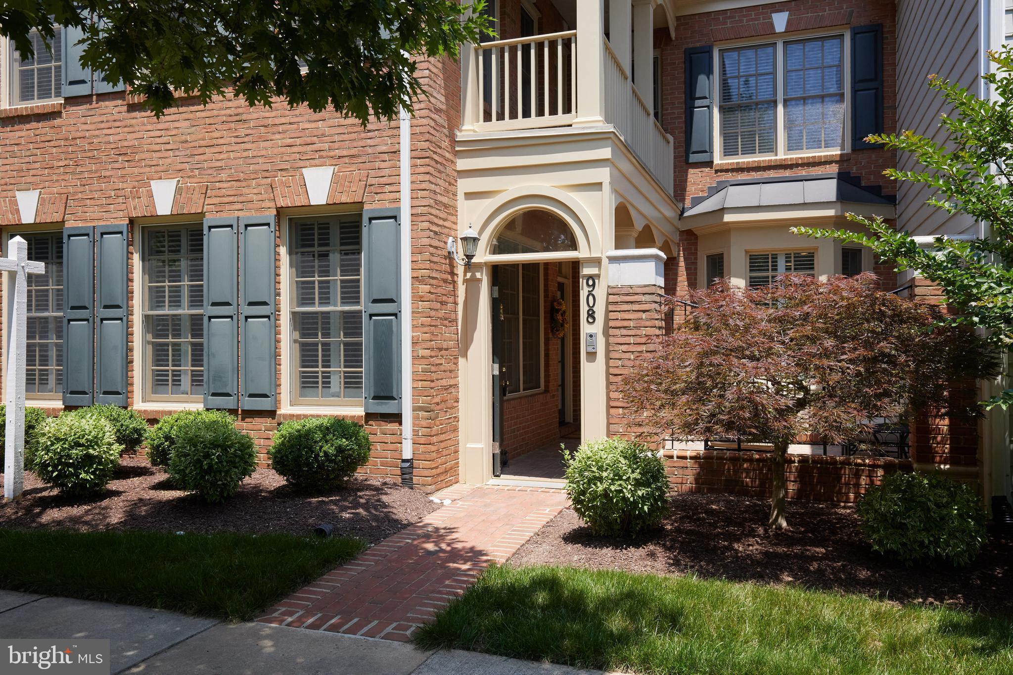 908 OAK KNOLL TERRACE
