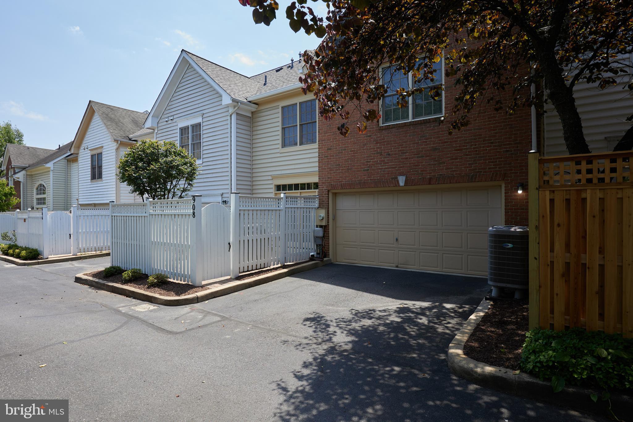 908 OAK KNOLL TERRACE