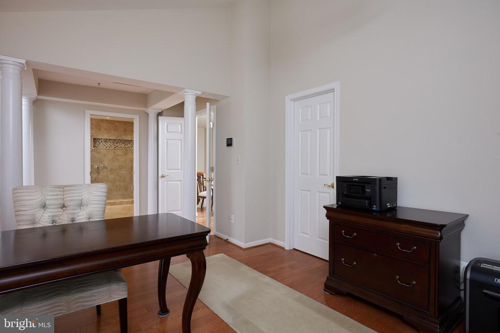 908 OAK KNOLL TERRACE