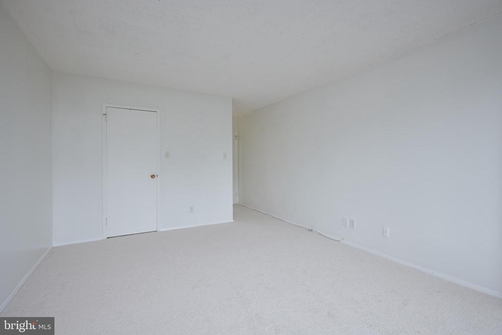 5225 POOKS HILL ROAD 618S