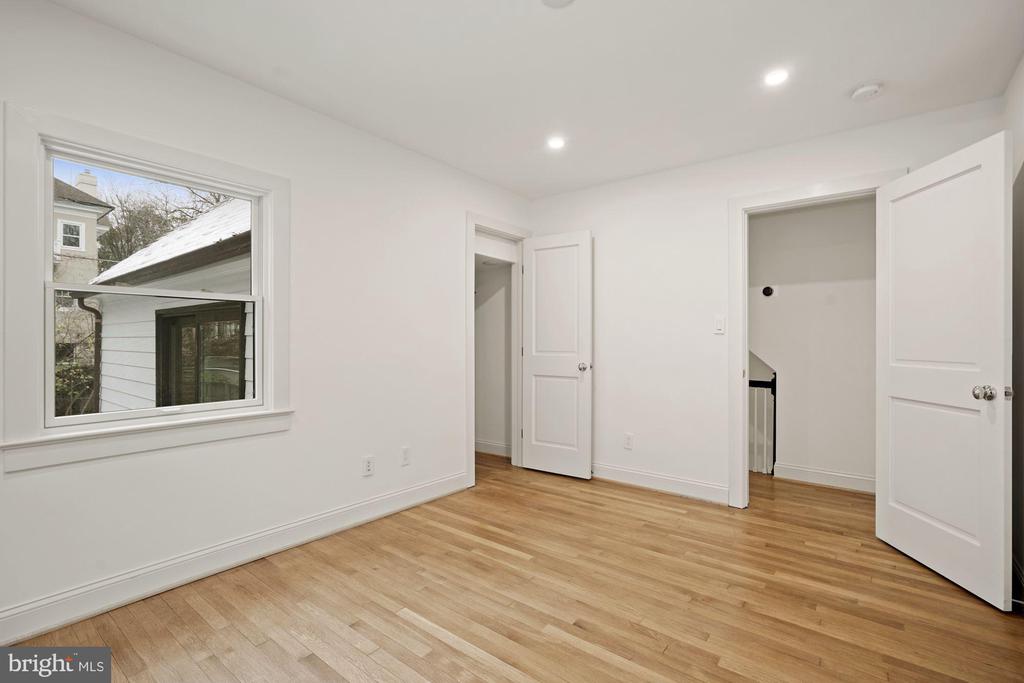 15 IRVING STREET E