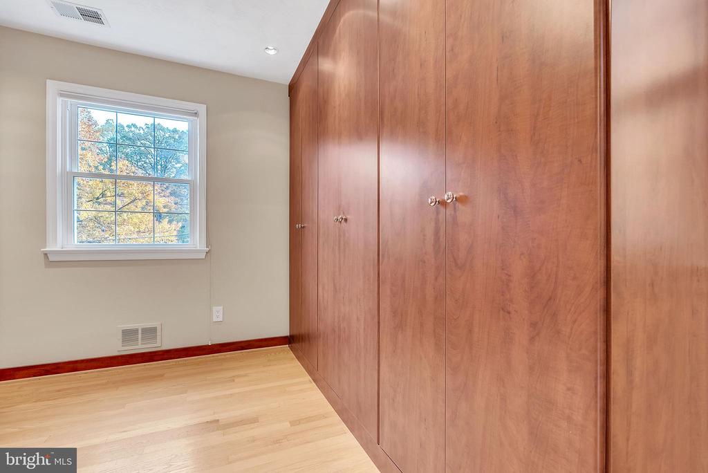 2124 EDGEWATER PARKWAY