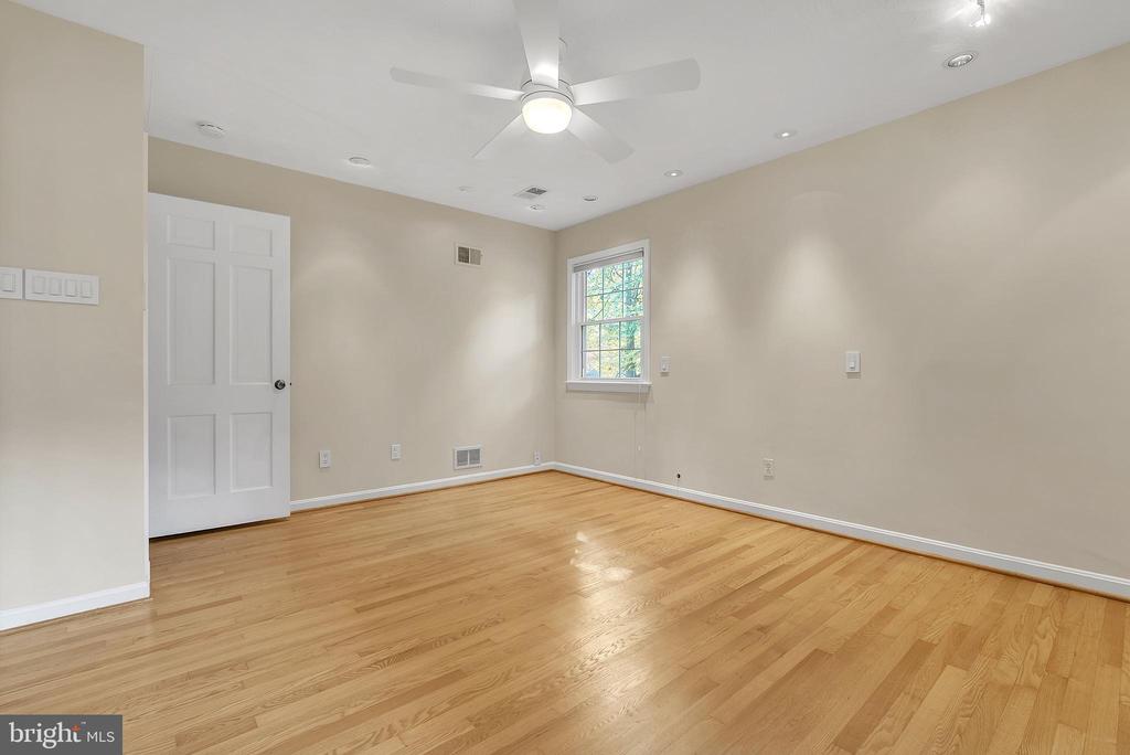 2124 EDGEWATER PARKWAY