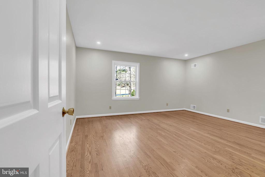 8616 CHATEAU DRIVE