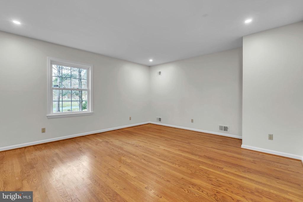 8616 CHATEAU DRIVE