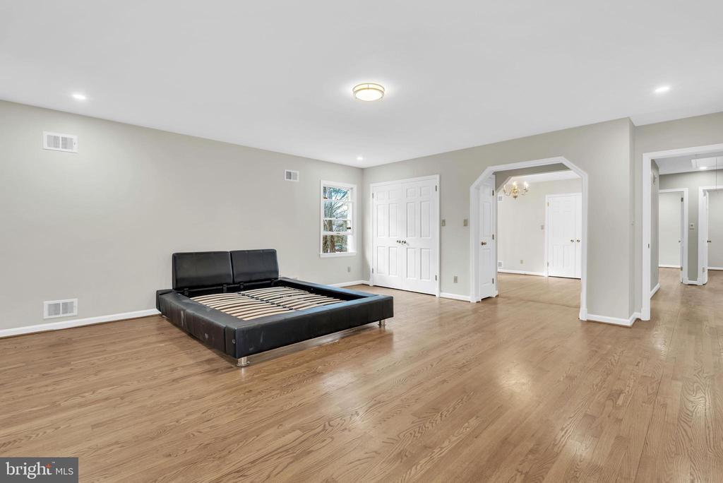 8616 CHATEAU DRIVE
