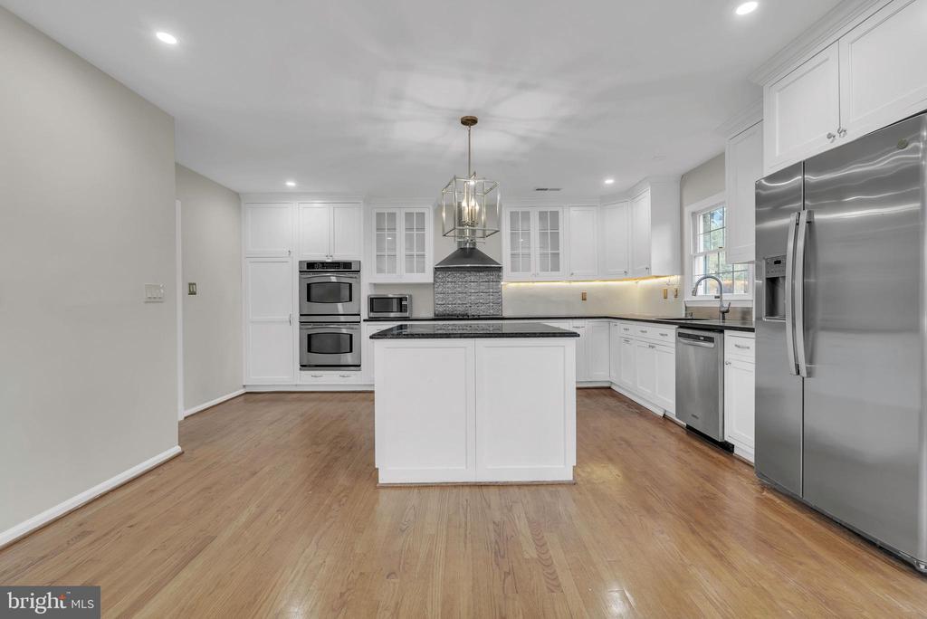 8616 CHATEAU DRIVE